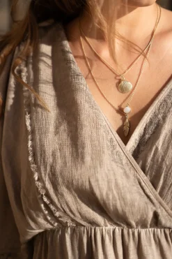 Collier en coquillage doré