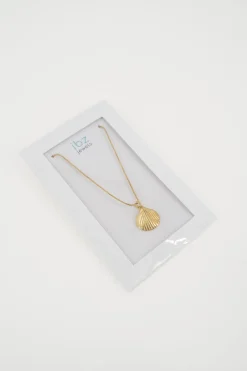 Collier en coquillage doré