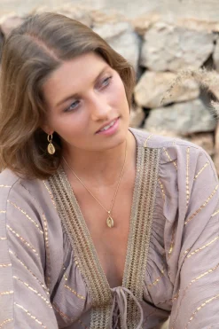 Collier en coquillage doré
