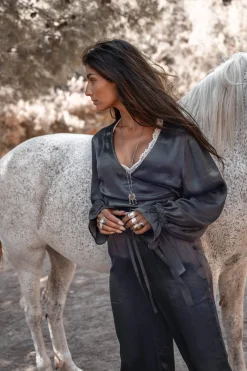 Top cache-cœur en satin Noor