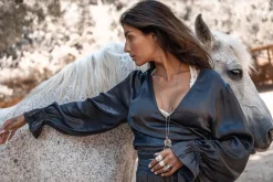 Top cache-cœur en satin Noor